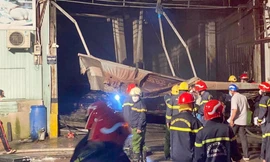 Cháy gara ở TPHCM, ba ô tô hạng sang bị thiêu rụi