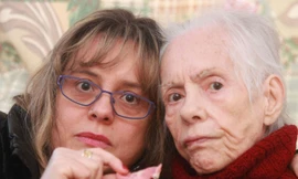 Cụ bà suýt chết vì nuốt cả hàm răng giả