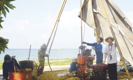 Nhóm nghiên cứu ra đảo Sinh Tồn khảo sát