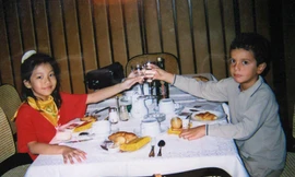 Cô bé hát 'Chú ếch con' mơ làm ngoại giao