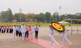 Đại biểu Cháu ngoan Bác Hồ vào Lăng viếng Chủ tịch Hồ Chí Minh