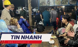 TIN NHANH: Vụ hơn 350 người mắc kẹt do sạt lở đèo: Dùng mìn phá khối đá nặng hơn 100 tấn 