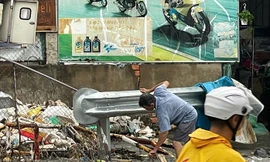 TPHCM mưa lớn kéo dài, người dân vất vả vì nhiều nơi ngập sâu