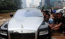 Rolls Royce Ghost hỏng nặng vì lụt