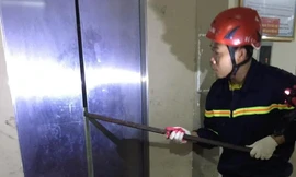 Dùng xà beng cạy thang máy cứu hai người bị mắc kẹt ở Nghệ An