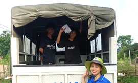 Thí sinh ngủ quên được công an xã về tận nhà đón đến điểm thi