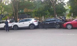 Nữ tài xế tông liên hoàn 5 ô tô trên đường