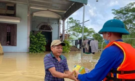 Lội nước ngập nửa thân người, dân ở tâm lụt Nghệ An rưng rưng nhận quà cứu trợ