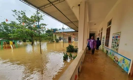 Hàng trăm trường học ở Nghệ An - Hà Tĩnh cho học sinh nghỉ do mưa lụt