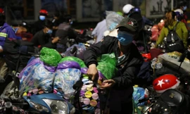 Hàng trăm người đi xe máy vượt ngàn km về tới chốt cầu Bến Thủy trong đêm