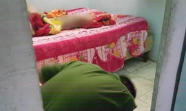 Chủ nhà nghỉ hãi hùng phát hiện khách chết trong phòng khóa kín