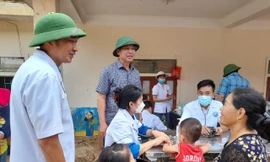 Khám, chữa bệnh, cấp thuốc miễn phí cho người dân vùng lũ quét Kỳ Sơn 