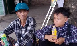 Hai lao động đi bộ về quê sau nhiều tháng bị 'quỵt' lương