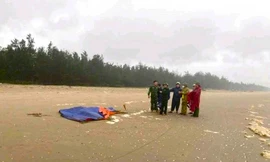 Phát hiện thi thể đang phân hủy trôi vào bờ biển nghi là ngư dân vụ chìm tàu 11 ngày trước