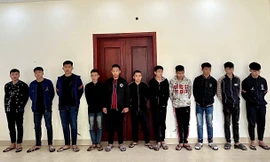 Bắt nhóm thanh thiếu niên mang kiếm, súng để 'giải quyết mâu thuẫn'