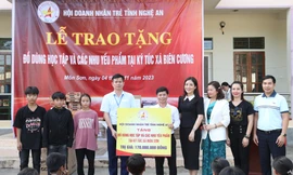 Hội Doanh nhân trẻ Nghệ An trao đồ dùng học tập, nhu yếu phẩm cho học sinh dân tộc thiểu số Đan Lai