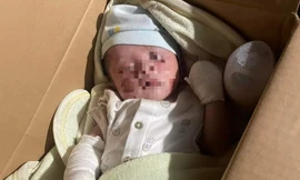 Bé trai sơ sinh người quấn băng bị bỏ rơi trong thùng giấy 