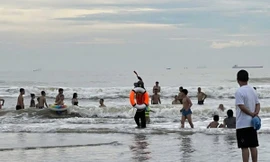 Cứu thành công hàng chục du khách đuối nước tại biển Cửa Lò