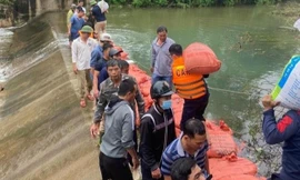 Ngăn dòng chảy, rà từng vị trí đập tràn tìm kiếm người đàn ông đuối nước