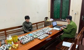 Thanh niên tự chế cả trăm quả pháo để bán dịp Tết