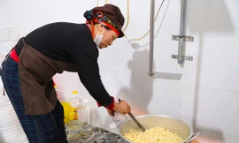 Đơn hàng Tết 'nổ' liên tục, người dân làng 'bánh quê' có ngày chỉ ngủ 1 giờ để sản xuất