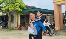 Nữ sinh khuyết tật được thanh niên tình nguyện cõng vào phòng thi