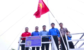 Lá cờ Tổ quốc tung bay trên núi Dũng Quyết