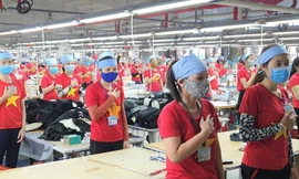 Hàng nghìn người công ty may Hàn Quốc mặc áo đỏ sao vàng hát Quốc ca Việt Nam