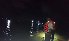 Đi tắm biển, 2 học sinh bị dòng nước xoáy cuốn mất tích