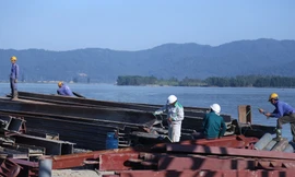 Cận cảnh công trường thi công cầu dài hơn 4 km nối Nghệ An - Hà Tĩnh