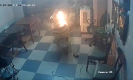 Khoảnh khắc xe máy điện bốc cháy khi đang sạc pin, suýt gây hỏa hoạn nghiêm trọng