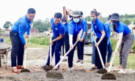 Bạn trẻ không ngại nắng nóng 39 độ đổ bê tông sân khấu nhà văn hóa, sân vận động