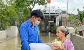 Mưa lớn liên tiếp, thanh niên lội nước mang lương thực, nước sạch vào tận nhà người dân