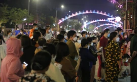 Dòng người đổ về phố đi bộ, TP Vinh nhộn nhịp trong đêm 