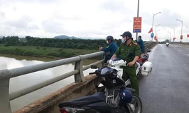 Để lại xe máy và dép lê trên thành cầu, người phụ nữ nghi nhảy sông tự tử