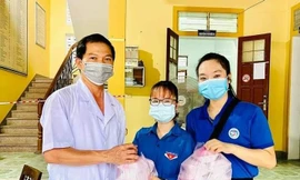 Nữ sinh 17 tuổi đi chợ giúp người dân cách ly, nấu cơm tiếp sức tuyến đầu