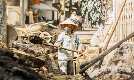 Người dân mướt mồ hôi mưu sinh giữa 'chảo lửa'