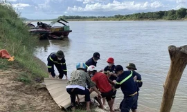 Tìm thấy người phụ nữ nghi để lại xe máy và dép lê trên cầu nhảy sông tự tử