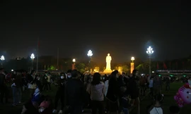 Hàng ngàn người tới Quảng trường Hồ Chí Minh đón chào năm mới 2024