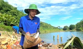 Thanh niên làm đập dẫn nước vào ruộng cho bà con vùng cao 