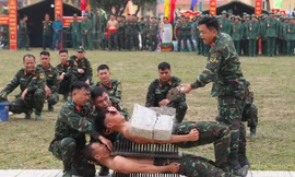 Xem lính đặc nhiệm dùng răng kéo ô tô, nằm trên bàn chông phá đá