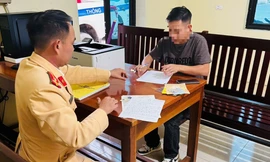 Mới nhất vụ tài xế vừa chở khách vừa 2 tay cầm 2 điện thoại