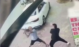 Xôn xao clip nam thanh niên cầm kiếm dài 1m chém người trên phố