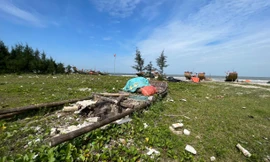 Ngổn ngang ‘nghĩa địa’ bè mảng ở bờ biển Nghệ An