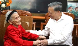 Tổng Bí thư Tô Lâm thăm, tặng quà Mẹ Việt Nam Anh hùng Lê Thị Sáu