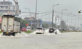 TP Vinh: Đường biến thành 'sông', xe cộ 'bơi' ngay giữa phố