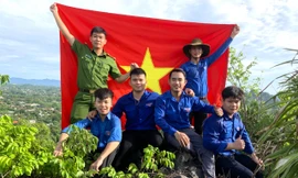 Thượng cờ trên đỉnh núi dịp Quốc khánh 2/9