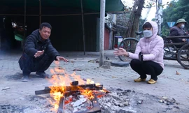 Người dân co ro, đốt lửa sưởi ấm trên hè phố 
