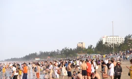 Đông nghịt người tắm biển Cửa Lò 