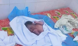 Bé sơ sinh bị bỏ rơi trong thùng carton đặt trước cổng nhà